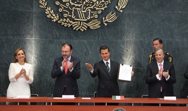 Firma de modificación a la ley del servicio exterior mexicano