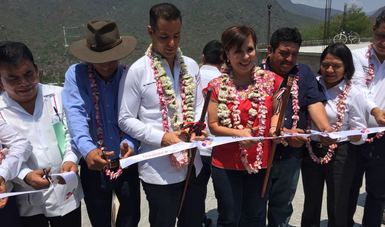 La Titular de la SEDATU, Rosario Robles, corta el listón inaugural de la calle Lambimbos, en compañía del gobernador de Oaxaca, Alejandro Murat.