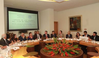 La Titular de la SEDATU participó en una reunión con empresarios, funcionarios, académicos y periodistas, convocada por el ex presidente de la CONCAMIN, Silvestre Fernández.