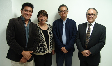 Héctor Gaspar del Ángel, Xóchitl Moreno Fernández, Enrique Farfán Mejía y Tenoch E. Cedillo Ávalos en el vestíbulo de rectoría en la UPN Ajusco.