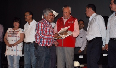 El subsecretario de Desarrollo Agrario de la SEDATU, Gustavo Cárdenas Monroy, entrega una carpeta básica a un ejidatario del estado de Hidalgo.