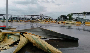 Impacto de tornado en el Puerto Fronterizo Nuevo Laredo III, Nuevo Laredo, Tamaulipas.
