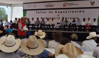 El subsecretario de Desarrollo Agrario de la SEDATU, habla frente a ejidatarios de diversas comunidades de Hidalgo para capacitarlos y brindarles a través de las audiencias públicas, asesoría y apoyo para la resolución de conflictos agrarios.