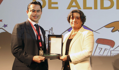 El Director General Adjunto de Planeación y Contraloría de Banobras, Jorge Edgar Márquez García, recibió el premio