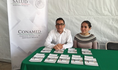 El Lic. C. Gabriel Arreguín Lira y C. Norma Trejo García de la CONAMED atendieron el stand informativo instalado en la delegación Coyoacán.