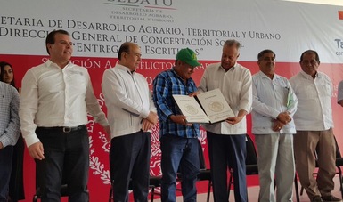 El subsecretario de Desarrollo Agrario de la SEDATU, Gustavo Cárdenas Monroy, en el pódium ante ejidatarios y comuneros de diversos municipios de Tabasco que se dieron para recibir sus escrituras.