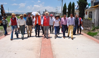 El subsecretario de Desarrollo Agrario de la SEDATU, Gustavo Cárdenas Monroy camina junto con otros funcionarios de los tres niveles de gobierno, así como con beneficiarios de las obras en el municipio.