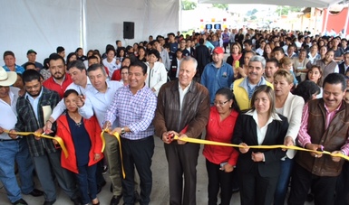  El subsecretario de Desarrollo Agrario de la SEDATU, Gustavo Cárdenas Monroy, camina junto con otros funcionarios de los tres niveles de gobierno, así como con beneficiarios de las obras en el municipio.