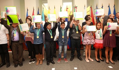 niños estudiantes latinoamericanos con sus premios