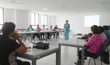 La Psic. Cintia Judith Rojano Fernández, en las instalaciones de Inmujeres CDMX impartiendo conferencia sobre los Derechos Generales de los Pacientes.