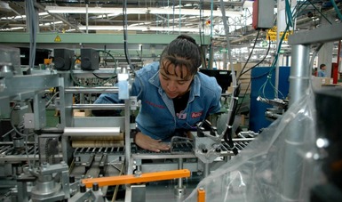 Mujer trabajando en una máquina industrial.