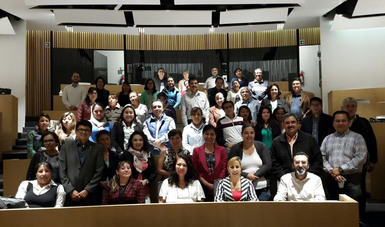 Los participantes al finalizar el curso Prevención del conflicto derivado del acto médico, en el auditorio Fernando Ocaranza de Facultad de Medicina de la UNAM.
