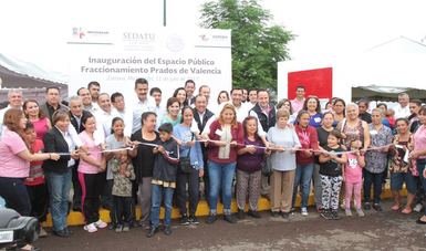 La Titular de la SEDATU, Rosario Robles, realiza el corte del listón inaugural del espacio público “Fraccionamiento Prados de Valencia”, ubicado en el municipio de Zamora, Michoacán.