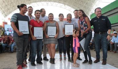  La Titular de la SEDATU, Rosario Robles, junto con el gobernador de Colima, Ignacio Peralta y beneficiarios del Programa “Vivienda Joven”.