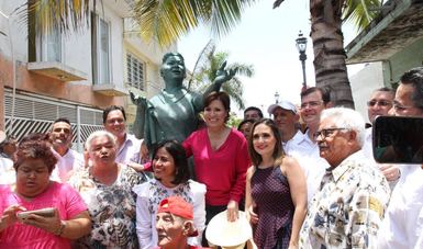 La Titular de la SEDATU, Rosario Robles, con vecinos beneficiarios de la rehabilitación del callejón “Toña la Negra”. Detrás de ella, una estatua de Agustín Lara.