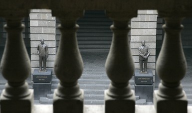 Patio de la Secretaría de Educación Pública, entrada Argentina, con los monumentos a José Vasconcelos y Jaime Torres Bodet.