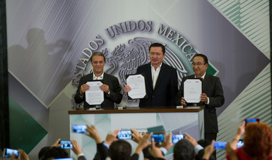 El Secretario de Gobernación, Miguel Ángel Osorio Chong, en la firma de un convenio Marco de Concertación de Acciones entre la Secretaría de Gobernación y la Confederación Revolucionaria de Obreros y Campesinos
