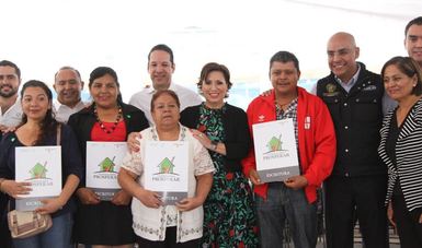 La Titular de SEDATU, Rosario Robles, acompañada de beneficiarios de diversos municipios de Querétaro, a quienes se les entregó una escritura, como parte de la estrategia de certeza jurídica y seguridad patrimonial “Papelito Habla”.