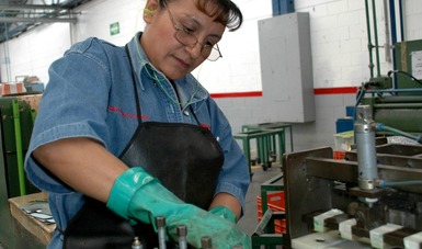 Mujer trabajando en fabrica industrial