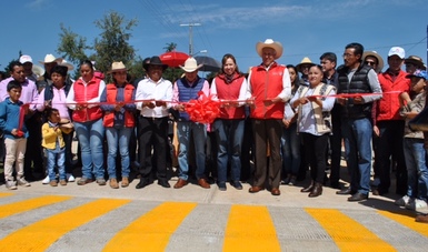 El subsecretario de Desarrollo Agrario de la SEDATU, Gustavo Cárdenas Monroy, corta el listón inaugural de la pavimentación de dos caminos ejidales en el municipio de Villa Victoria, Estado de México.