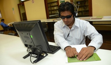 Persona con discapacidad visual operando una computadora.