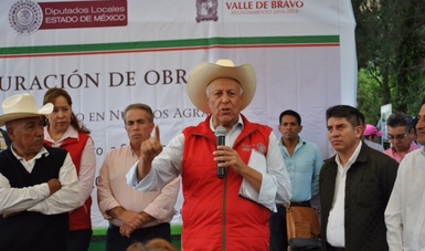 El subsecretario Gustavo Cárdenas Monroy en el acto de entrega a la comunidad de San Simón el Alto.