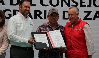 El gobernador Alejandro Tello Cristerna, un beneficiario y el subsecretario Gustavo Cárdenas Monroy 