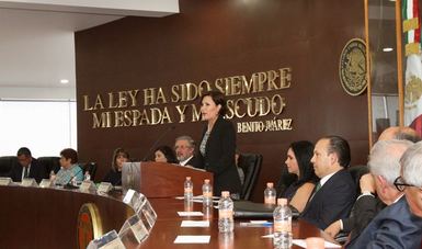 La secretaria Robles dando su discurso durante la conmemoración del XXV Aniversario de los Tribunales Agrarios.