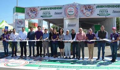 Grupo de personas cortando el listón de inauguración de la Caravana FONACOT 2017 en Querétaro