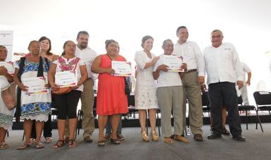  La Titular de la SEDATU, Rosario Robles, posa con beneficiarias de la estrategia “Un Cuarto Más”