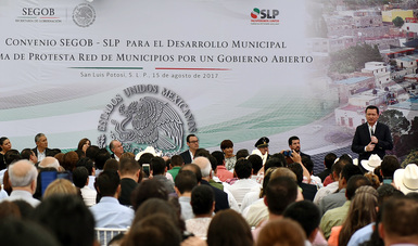El Secretario de Gobernación, Miguel Ángel Osorio Chong, durante la Firma del Convenio SEGOB–SLP para el Desarrollo Municipal y Toma de Protesta de la Red de Municipios por Un Gobierno Abierto, en San Luis Potosí