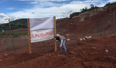 La PROFEPA clausuró un banco de extracción de arcilla en la Agencia Municipal de Agua Dulce, Ayuntamiento de Huajuapan de León, Oaxaca, debido a que el cambio de uso de suelo en áreas forestales que se realizaba no cuenta con la autorización