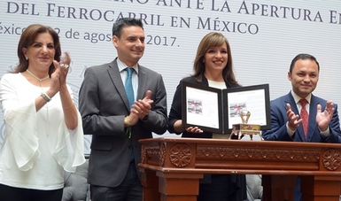 Subsecretaria de Transporte y Directora General de Correos de México Cancelan Estampilla Conmemorativa por el 180 Aniv. del Ferrocarril