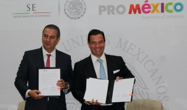 El titular de la AFDZEE Gerardo Gutiérrez Candiani junto a Paulo Carreño durante la firma del convenio de colaboración.