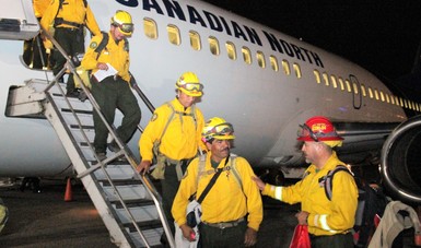 Regresa a México el primer contingente de combatientes de incendios enviado a Canadá 