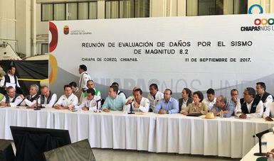 Alfonso Navarrete Prida está sentado en una mesa junto al Gobernador de Chiapas y los titulares de la SEDESOL, ISSSTE, INFONAVIT, entre otros