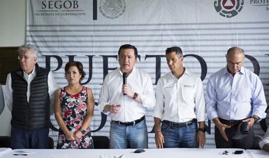 El Secretario de Gobernación, Miguel Ángel Osorio Chong, con integrantes del Gabinete Presidencial durante una reunión de seguimiento a acciones de atención a población afectada por el sismo en Tehuantepec, Oaxaca.