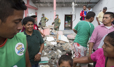 Damnificados de Chiapas, entre escombros, reciben apoyo