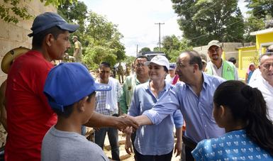 El Secretario Alfonso Navarrete Prida tiende la mano a un afectado por el sismo en Chiapas.