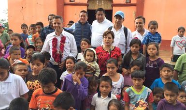 Rosario Robles y Alejandro Murat rodeados de los habitantes de la comunidad mixe de Santa María Yahuive