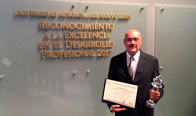 La Universidad Autónoma de Nuevo León (UANL), otorgó el Reconocimiento a la Excelencia en el Desarrollo Profesional al Maestro en Ciencias Hugo César Arredondo Bernal, funcionario del SENASICA