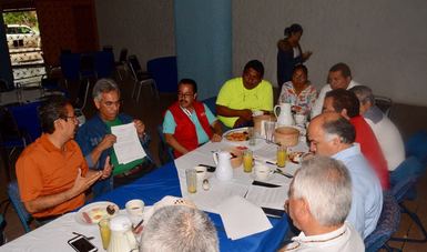 Enrique González Tiburcio encabeza la reunión donde se informó de la repartición de apoyos en Oaxaca.
