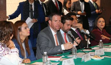 Durante la reunión ante dicha Comisión, Alfredo Castillo respondió preguntas de los diputados de las diversas fuerzas políticas