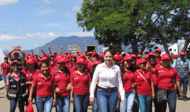 Atienden figuras educativas del Conafe a los niños en los albergues de damnificados en Juchitán.