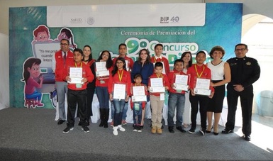 Titular de DIF Nacional premió a ganadores del concurso.
