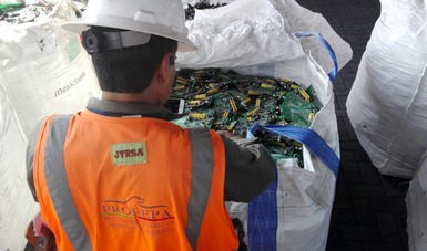 La PROFEPA detectó un cargamento ilegal de desechos electrónicos en el Puerto de Manzanillo, Colima.
