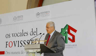 La presentación del libro se llevó a cabo en el Alcázar del Castillo de Chapultepec.