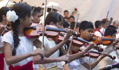 Niñas y niños tocando el violín