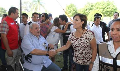 Rosario Robles y Graco Ramírez con habitantes de Jojutla