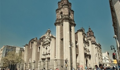 El templo actual fue edificado en estilo barroco según diseño de Pedro de Arrieta